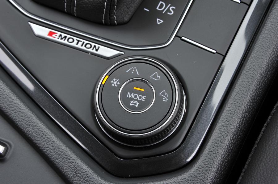 Детали интерьера Volkswagen Tiguan R-Line 2016 года  (JP) (фото 12 из 15)